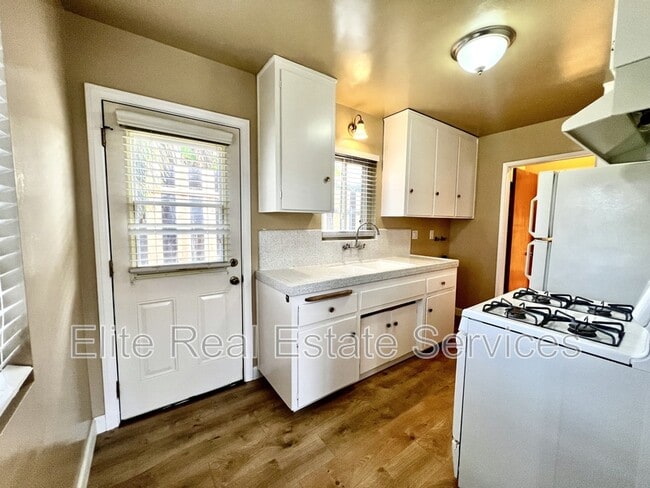 Building Photo - 9124 Rosedale Dr