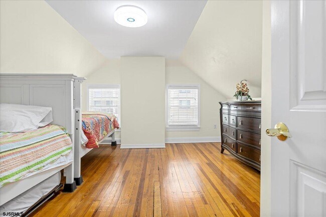 Building Photo - 104 S Oakland Ave