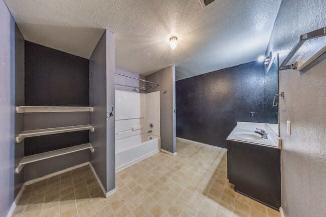 Building Photo - 20119 Baron Brook Dr