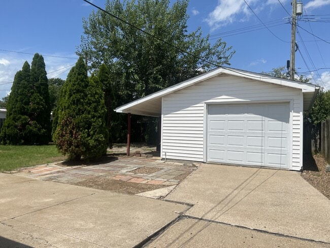 Building Photo - 1813 Standish Pl