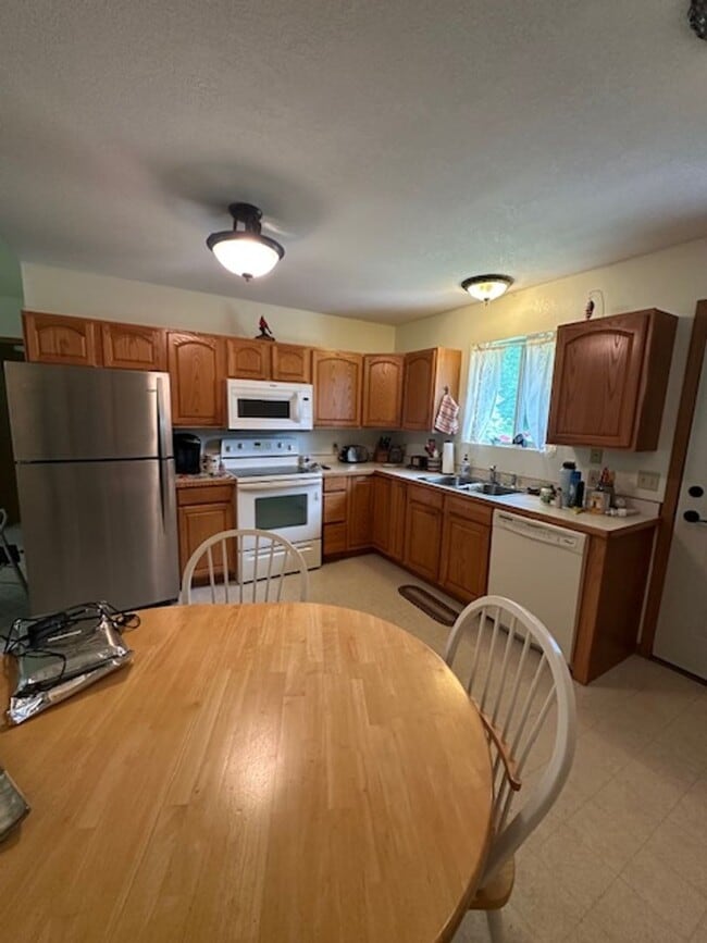 Building Photo - Breezy Point Home 3 bedroom, 2 bath, 2 car Garage