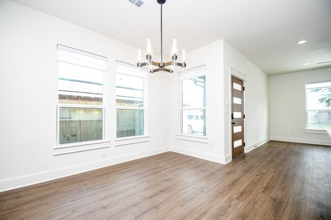 Building Photo - 4101 Victoria