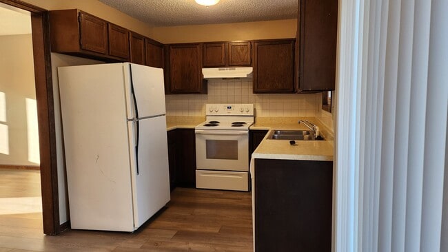 Building Photo - 2 bedroom on quiet street!