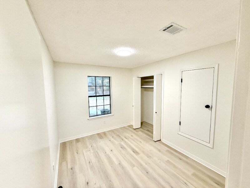 Building Photo - 9345 Chisholm Rd