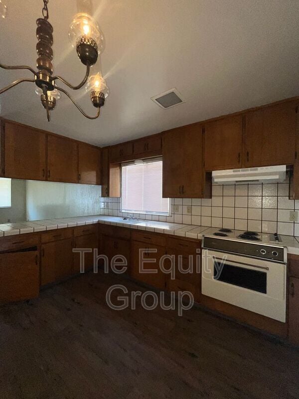 Building Photo - 4601 W Cypress Ave