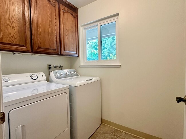Building Photo - 4 Bedroom Home + Den in Saratoga!