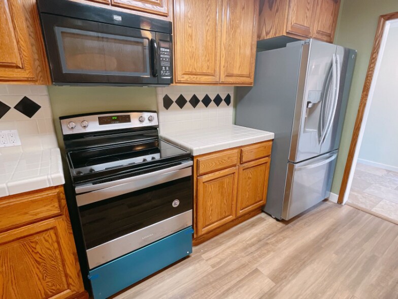 Building Photo - 1336 El Camino Dr