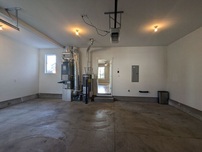 Building Photo - Newer 3 bedroom plus Den and Amenities in The Bridges