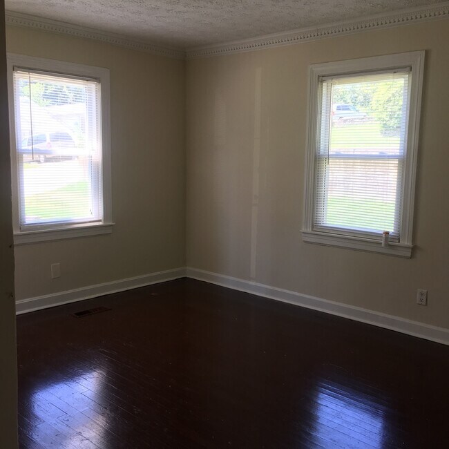 Building Photo - Spacious 3BR/2BA Home off of Taylor Blvd