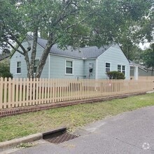 Building Photo - 2 Bedroom 1.5 Bath House in Park Circle No...