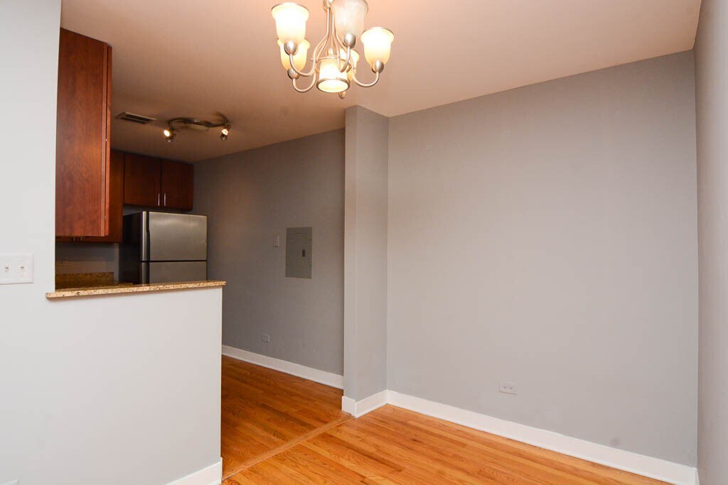 Building Photo - 675 W Wrightwood Ave