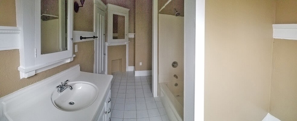 Apt 3 - Bathroom - 542 6th W St