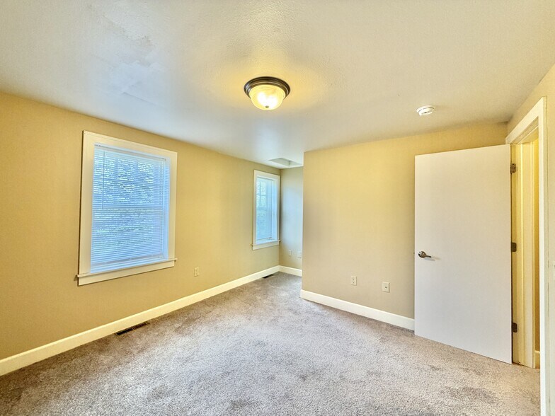 Building Photo - 206 Carpenter St