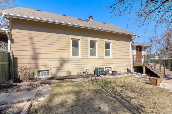 Building Photo - 405 Singer Ave
