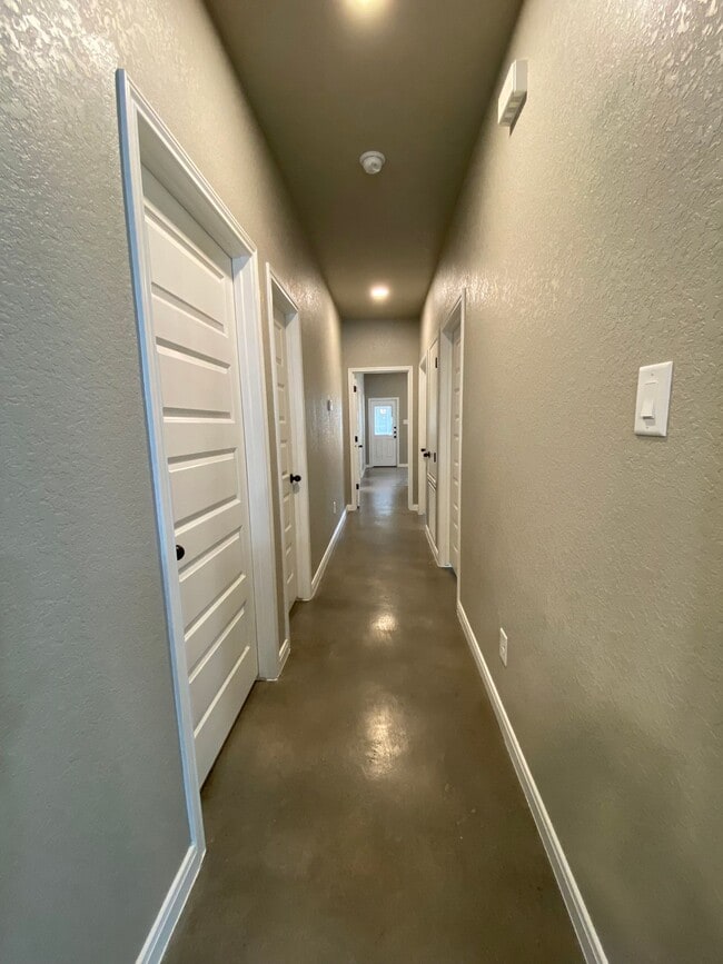 Building Photo - Beautiful Duplex in Seguin!