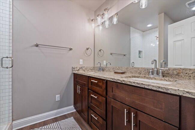 Building Photo - 5800 Clubhouse Dr