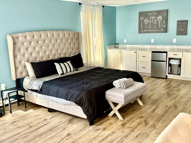 Building Photo - 14386 Calvert St