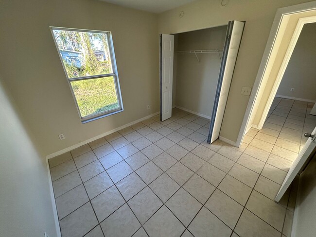 Building Photo - 4 bedroom, 2 bathroom Sarasota home, plus garage and beautiful lot, conveniently located near Dow...