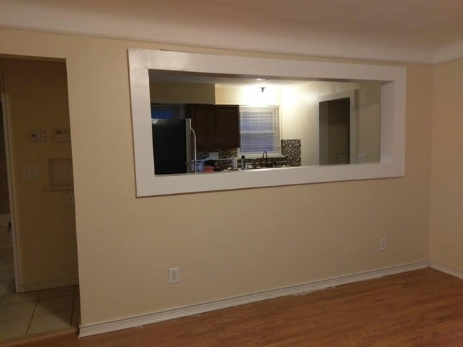 Building Photo - 640 Center St