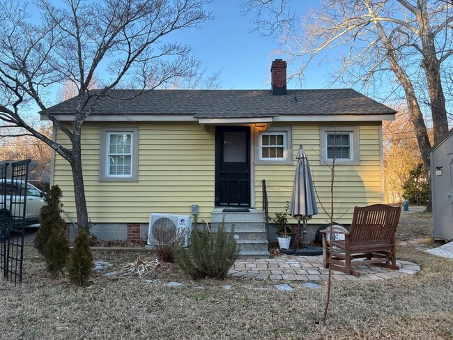 Building Photo - Adorable Tiny Home in the heart of Williamsburg literally steps to W&M Law School Available 3/1/26