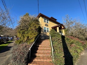 Building Photo - 1 Bedroom SW Portland / Easy Access to OHSU and Downtown