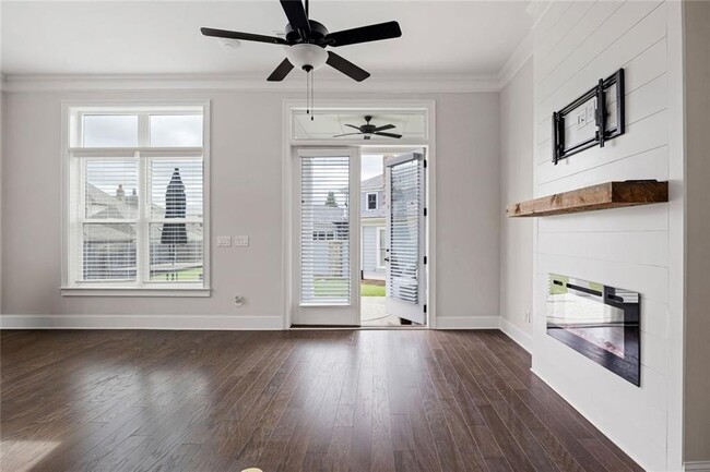 Building Photo - 109 Village Green Ave