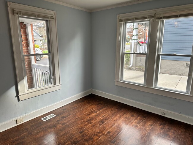 Building Photo - Adorable 1 Bedroom Duplex With Bonus Room!