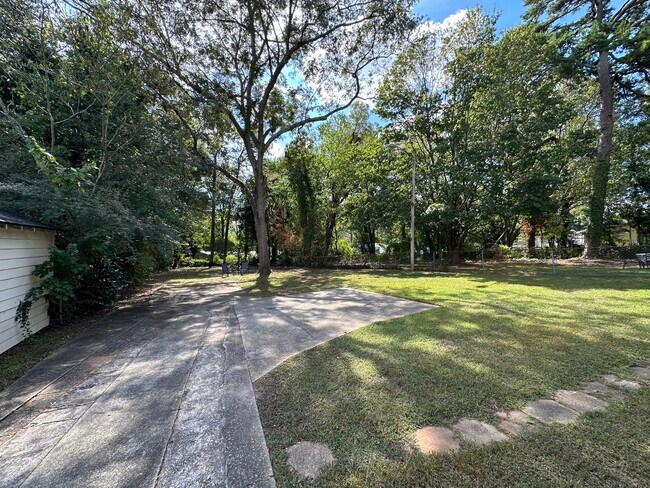 Building Photo - 958 Winburn Dr