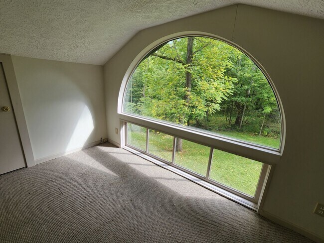 Building Photo - 3 Bedroom 1 bath HomeCharming Updated Home in Quiet Bedford Neighborhood