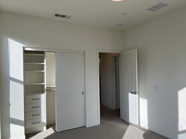 Building Photo - Exclusive Executive Condo in the Heart of ...