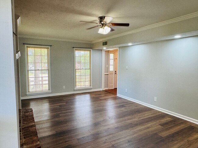 Building Photo - Dreamy 3-Bedroom