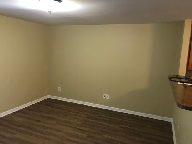 Building Photo - For Lease - 2 Bed, 2.5 Bath, 1215 sqft Tow...