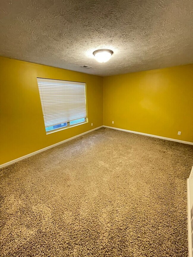 Building Photo - Spacious home in super nice neighborhood i...