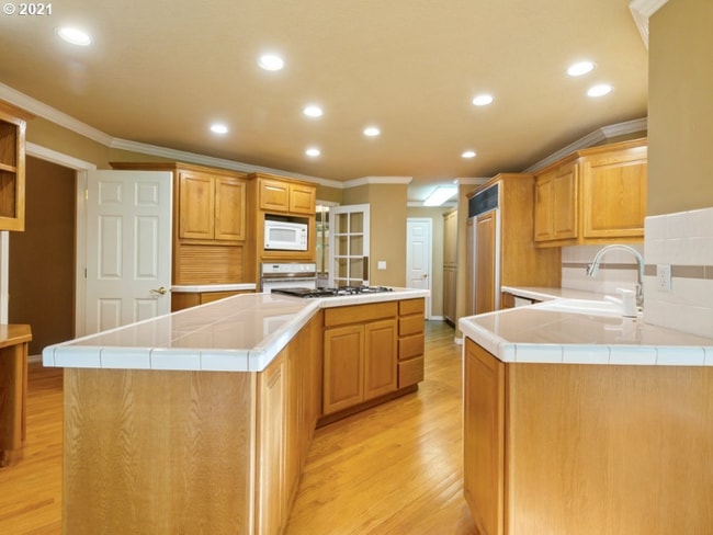 Building Photo - 2080 Wellington Dr