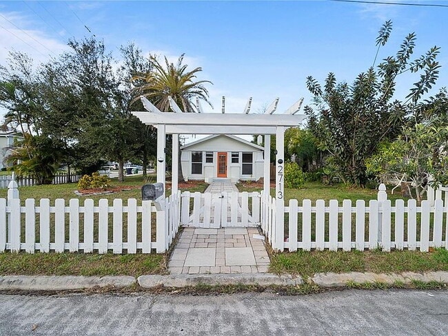 Building Photo - "Charming 3-Bed Oasis in Tampa with 2 Full Baths & 1650 Sq Ft of Comfort!"