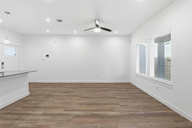 Building Photo - 3022 La Latina Dr