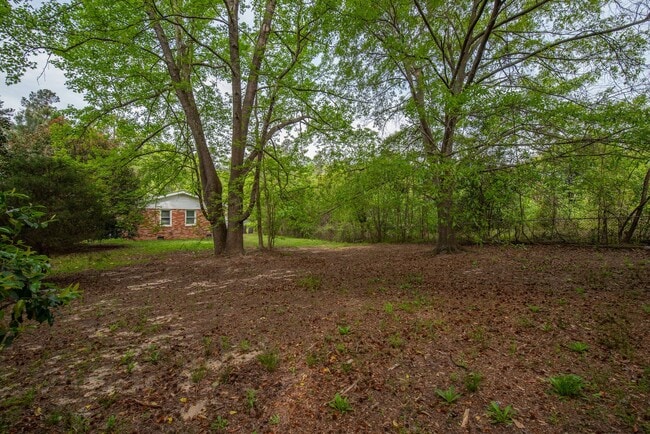 Building Photo - 3 bed/1.5 bath single-family home, with en...