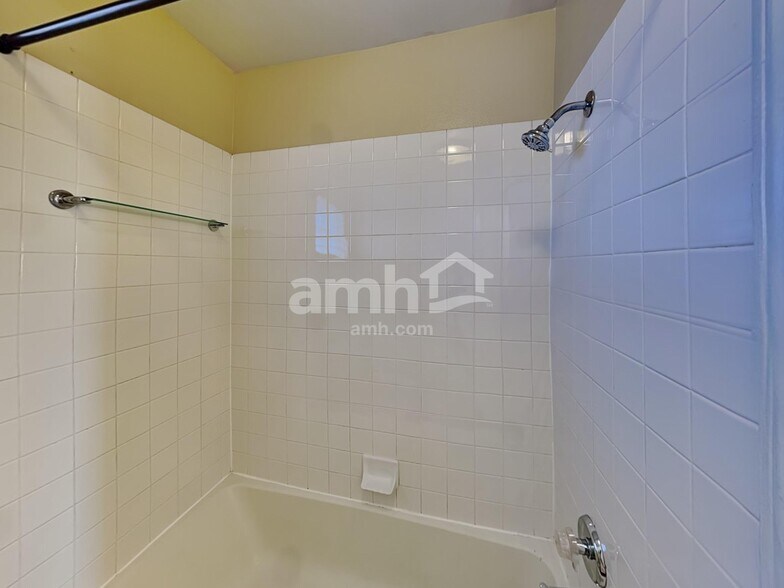 Building Photo - 203 Mariposa Way