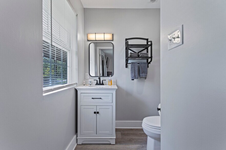 Building Photo - 6733 Mary St