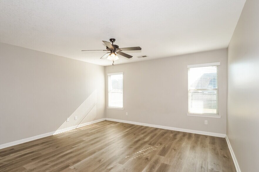 Building Photo - 40 Willow Springs Ln