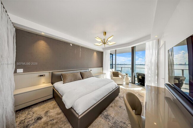 Building Photo - 700 NE 24th St