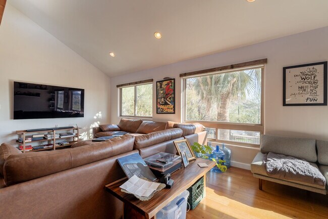 Building Photo - 1902 E Cortez St