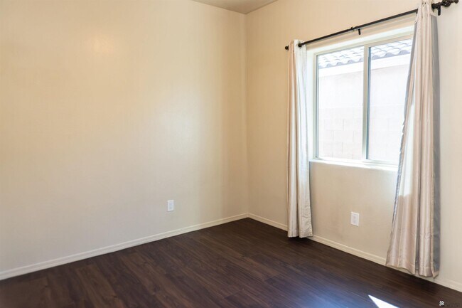 Building Photo - 2549 S 42nd Ave