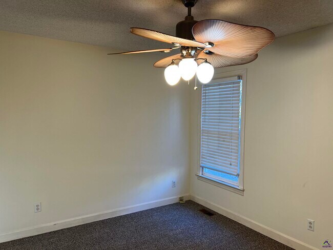 Building Photo - 115 Wedgewood Ct