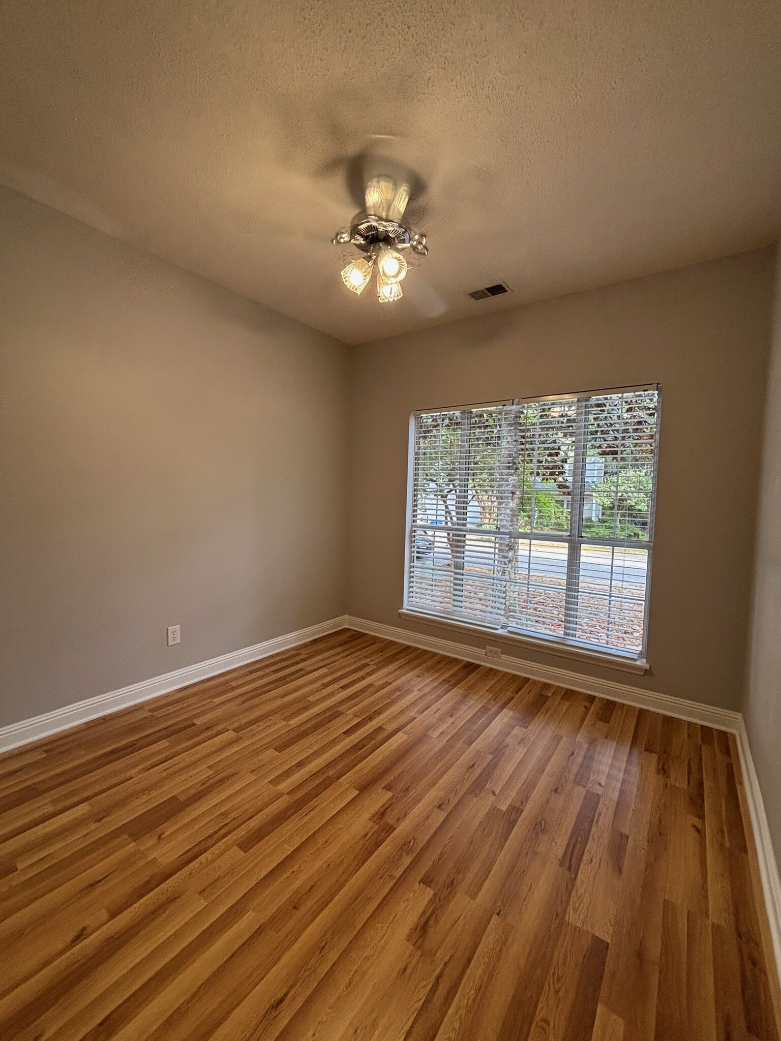 Building Photo - 1715 Crystal Lake Dr