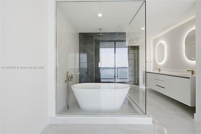 Building Photo - 700 NE 24th St