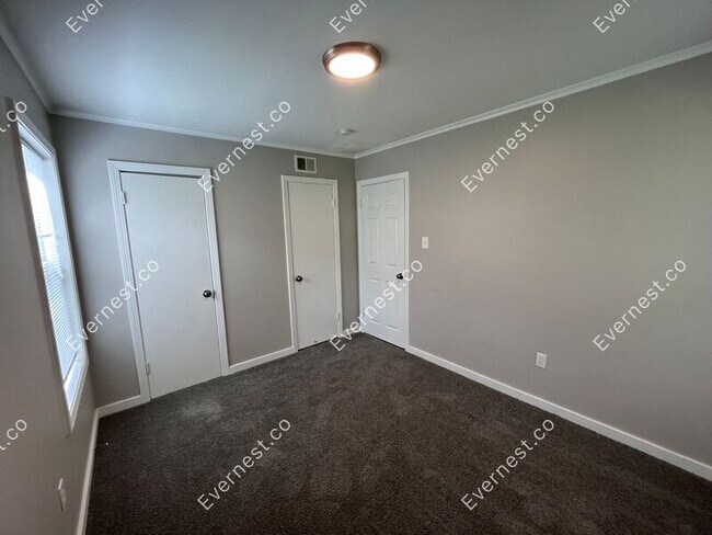 Building Photo - 160 Meadowview St