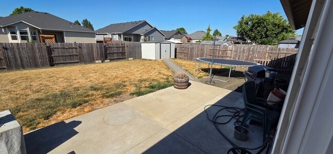 Building Photo - Beautiful & Spacious 3 Bed 2 Bath Directly...