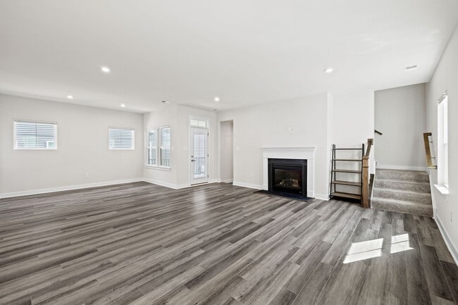 Building Photo - Beautiful 5 Bedroom Home with Attached In-...