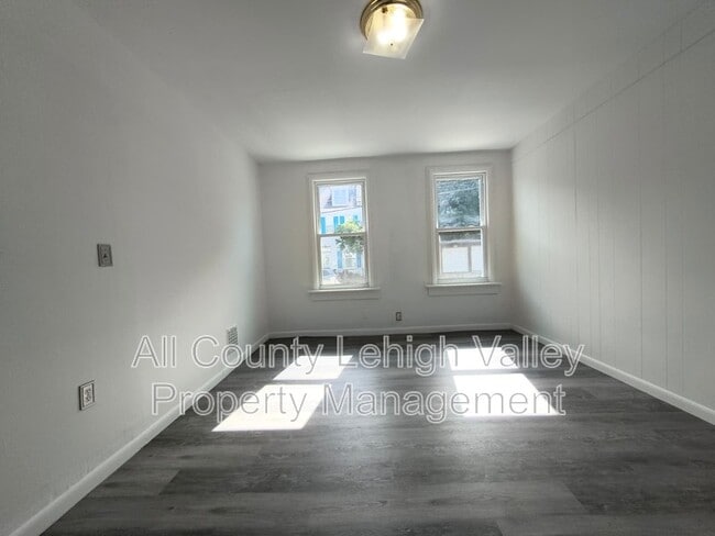 Building Photo - 137 S 12th St